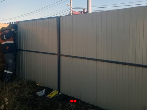Установка декоративной верхней планки на секцию забора из профлиста в рамке