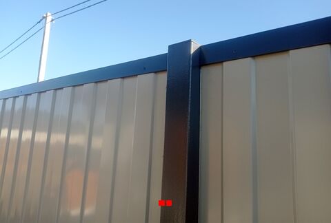 Крупным планом: крепление П-образной планки к профлисту с помощью заклепок