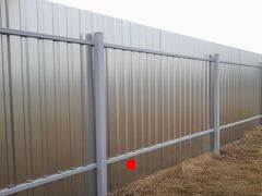 Внутренняя сторона забора из оцинкованного листа – вид с участка с лагами и крепежами