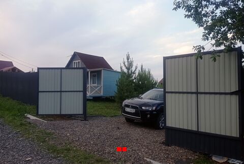 Распахнутые створки заездных ворот