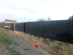 Усиленный забор из профлиста с фасада – из профнастила повышенной прочности
