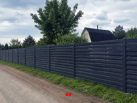 Евроштакетник серый на заборе горизонтальный монтаж