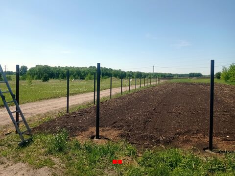 Бетонирование (заливка) опорных столбов в пробуренные скважины для надежности конструкции