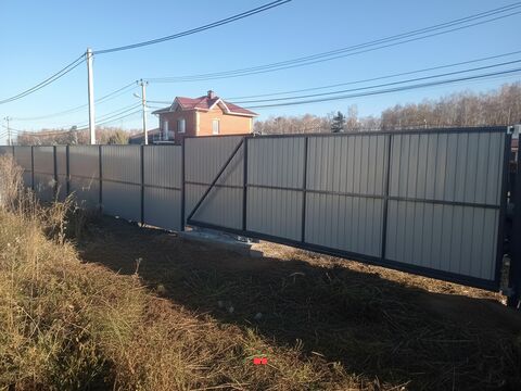Забор в рамке премиум-класса – вид на ворота и секции, профилированный лист с полимерным покрытием