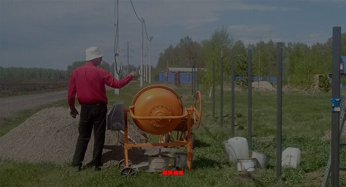 Ленточный фундамент и винтовые сваи для забора в Красноярске