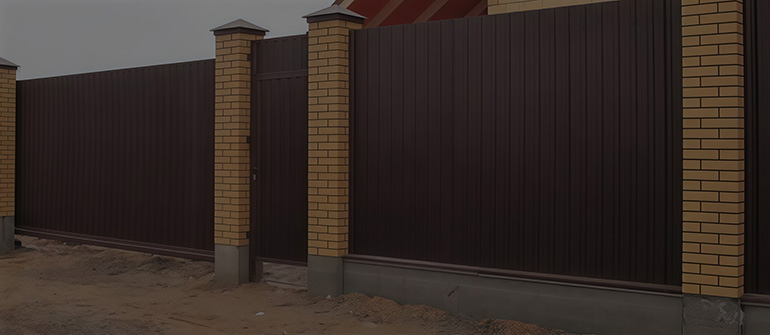 Забор из профлиста С кирпичными столбами