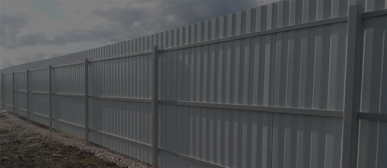 Забор из профлиста С тремя прожилинами