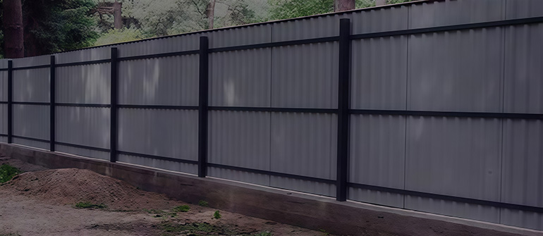 Забор из профлиста На ленточном фундаменте