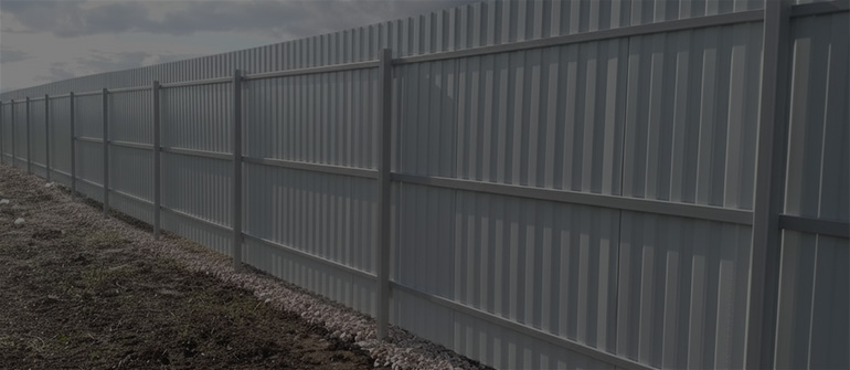 Забор из профлиста С тремя прожилинами